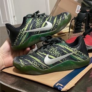 Nike Kobe 11 GS ‘Green Snake’ size 4.5y 822945-003